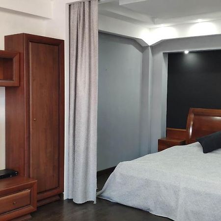 Apartment On Nazarbayeva 77 Almaty Esterno foto